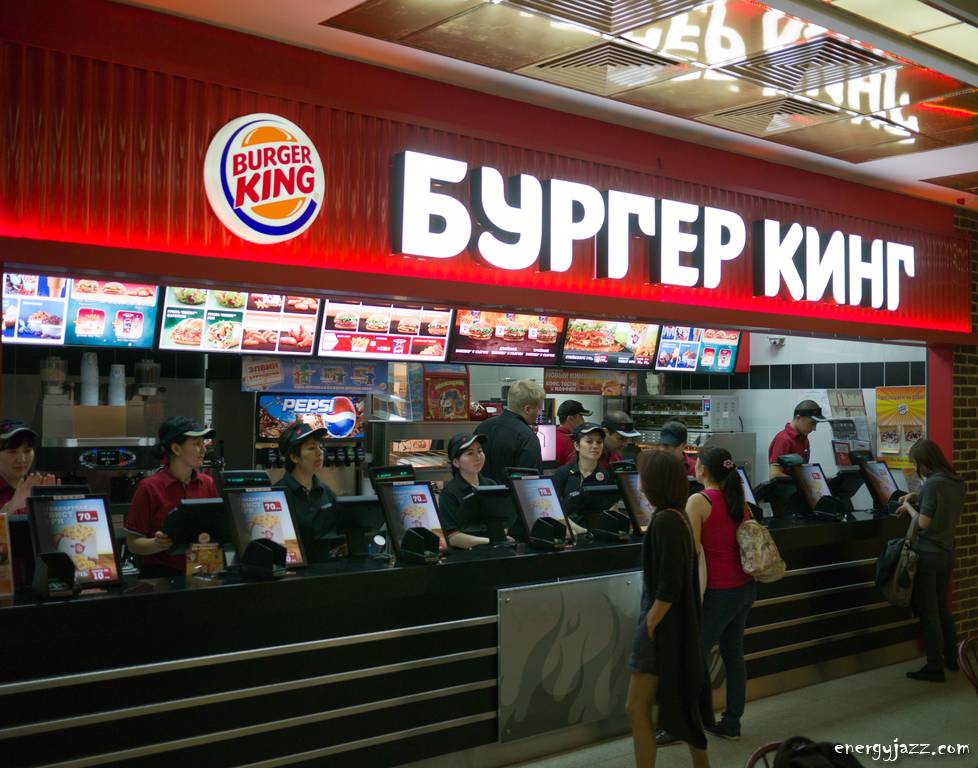 Logo, Ceiling, Display device, Fast food restaurant, Signage, Customer, Restaurant, Food court, Electronic signage, Advertising, 