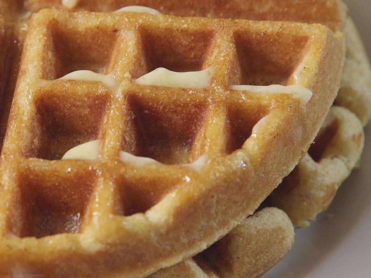 MINI WAFFLE MAKER BLACK & SAMPLE CORNBREAD