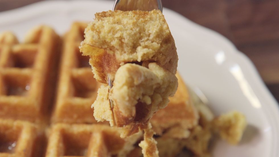 MINI WAFFLE MAKER BLACK & SAMPLE CORNBREAD