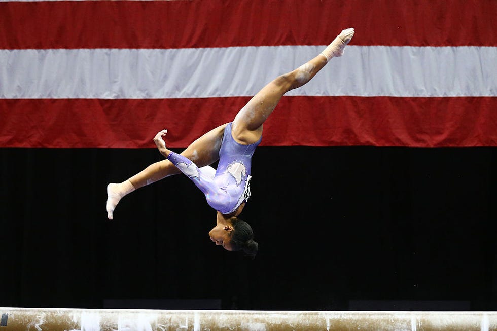 Human leg, Textile, Entertainment, Sportswear, Acrobatics, Performing arts, Knee, Gymnastics, Performance, Artistic gymnastics, 