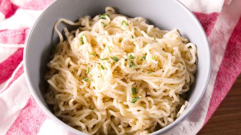 Cooking Parmesan-Garlic Ramen Video – Parmesan-Garlic Ramen Recipe How ...