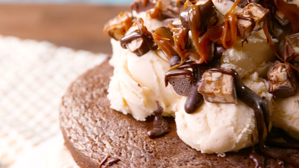 Delish-Snickers-Ice-Cream-Cake-01