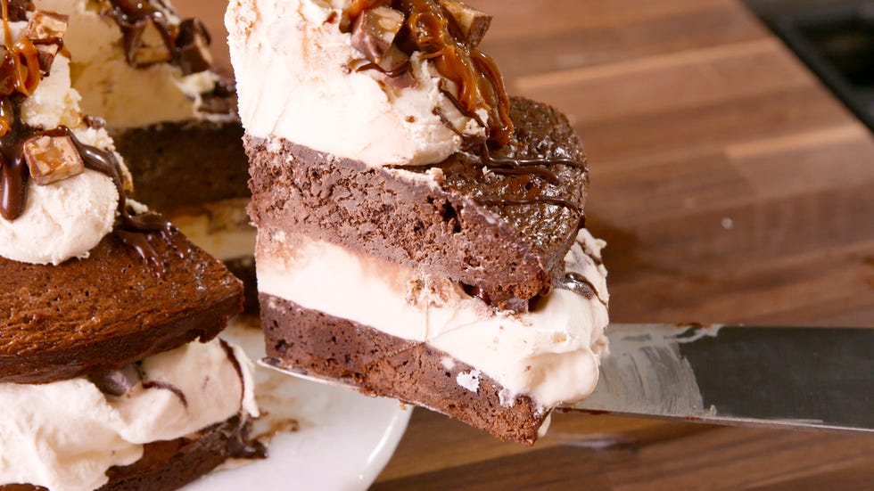 Delish-Snickers-Ice-Cream-Cake-09