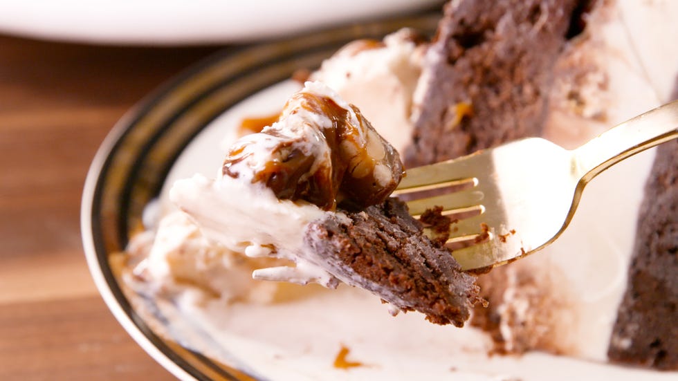 Delish-Snickers-Ice-Cream-Cake-10