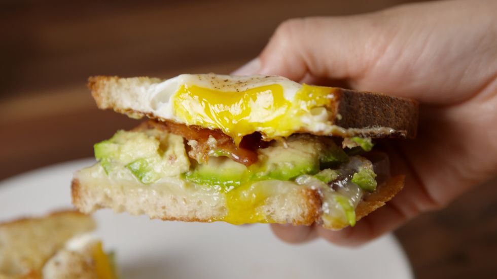 https://hips.hearstapps.com/del.h-cdn.co/assets/16/34/1472249038-delish-egg-in-a-hole-breakfast-sandwich-5.jpg?resize=980:*