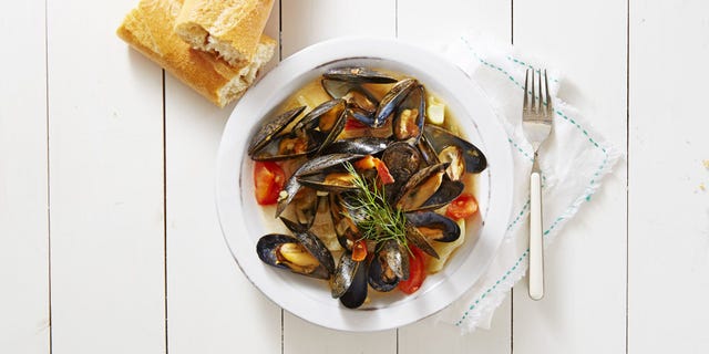 Food, Ingredient, Tableware, Bivalve, Seafood, Dishware, Cuisine, Produce, Kitchen utensil, Clam, 