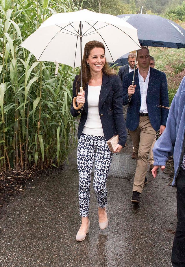 Leg, Umbrella, Trousers, Coat, Shirt, Outerwear, Standing, Jacket, Street fashion, Pocket, 