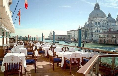 Flag, Dome, Furniture, Dome, Byzantine architecture, Basilica, Restaurant, Classical architecture, Finial, Palace, 