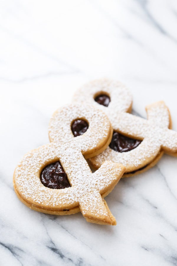 Food, Powdered sugar, Baked goods, Dish, Dessert, Cuisine, Snack, Jammie dodgers, Finger food, Bredele, 