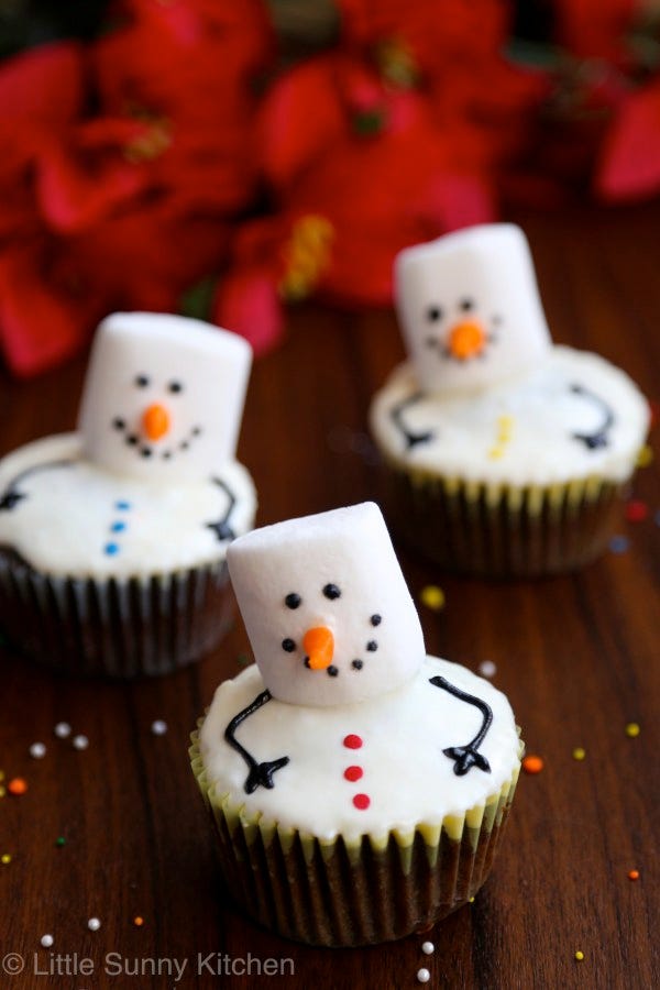 Snowman, Food, Cake decorating, Petit four, Marshmallow, Comfort food, Icing, Baking, Dessert, Baked goods, 
