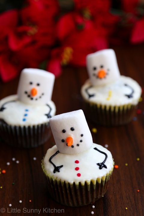 Snowman, Food, Cake decorating, Petit four, Marshmallow, Comfort food, Icing, Baking, Dessert, Baked goods, 
