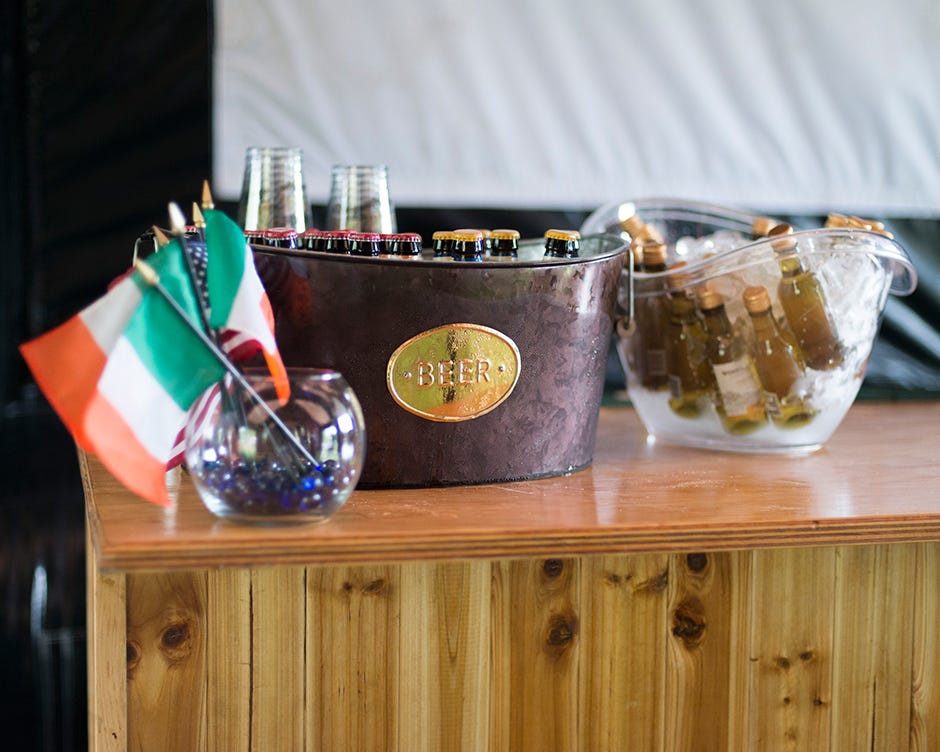 Hamper, Basket, Drink, Present, Gift basket, Food, 