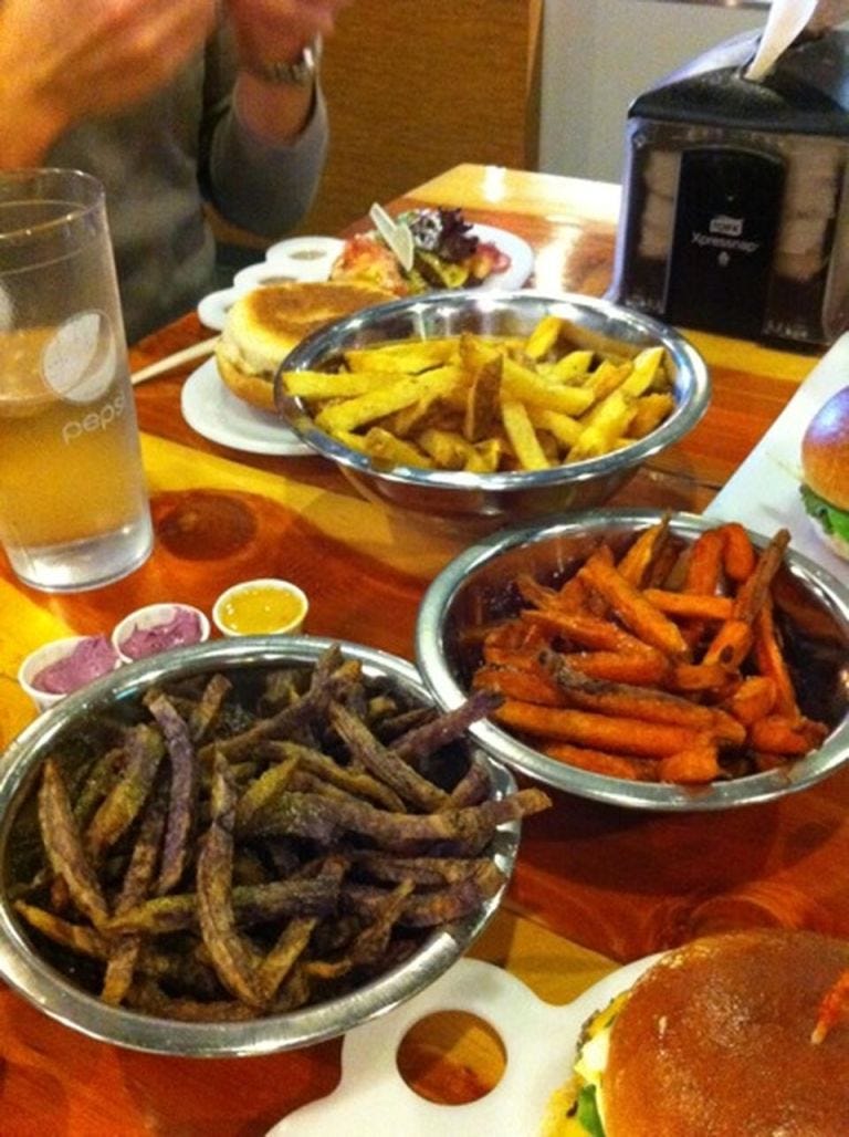 Food, Fried food, Tableware, Meal, Cuisine, Dish, French fries, Drink, Beer, Deep frying, 