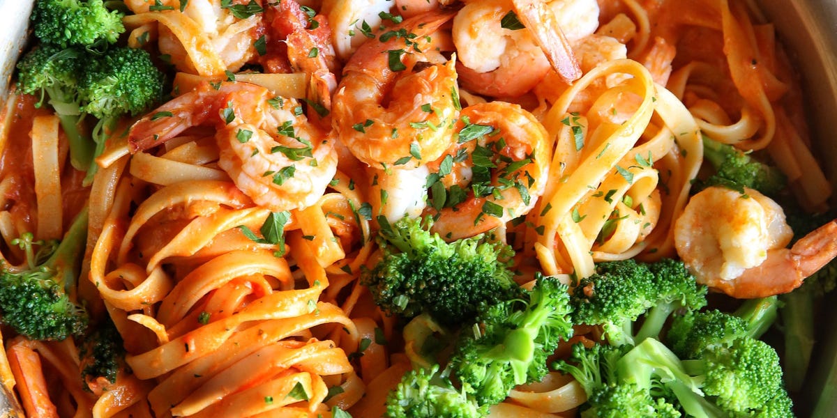 Best Shrimp And Broccoli Fettuccine Recipe How To Make Shrimp And Broccoli Fettuccine Delish Com