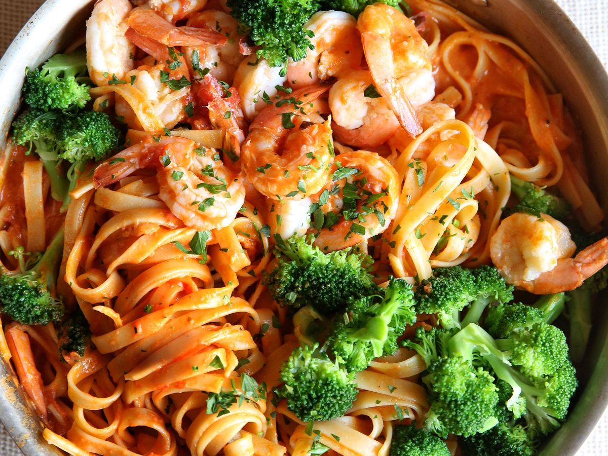 Best Shrimp and Broccoli Fettuccine Recipe - How To Make Shrimp and Broccoli  Fettuccine 