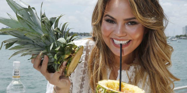 Hair, Pineapple, Natural foods, Skin, Food, Eating, Beauty, Ananas, Smile, Plant, 