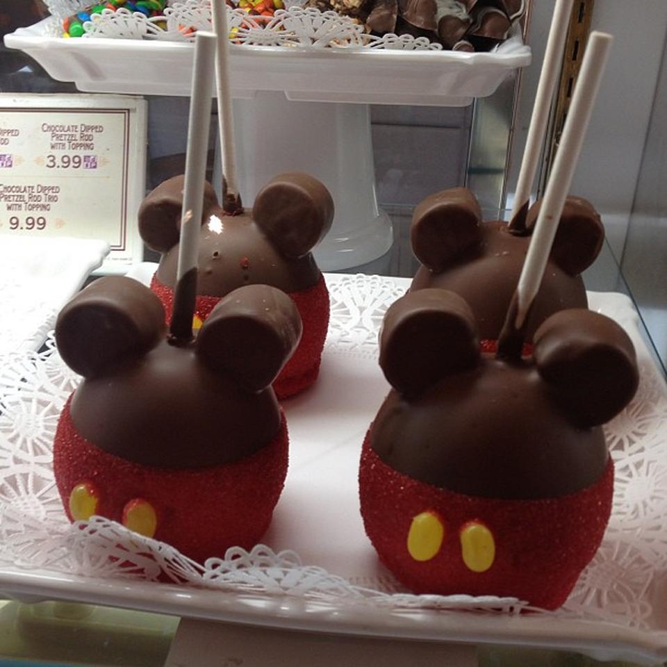 Food, Sweetness, Chocolate, Ingredient, Dessert, Candy apple, Maroon, Cuisine, Confectionery, Serveware, 