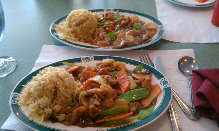 Food, Steamed rice, Dishware, Rice, Ingredient, Serveware, Rice and curry, White rice, Cuisine, Stew, 