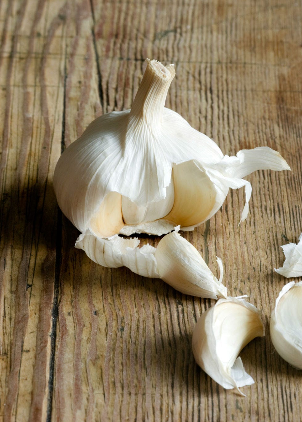 <p>Add it to your stir-fry, and you just might boost your heart health.&nbsp;Garlic is said to&nbsp;prevent heart disease and&nbsp;strokes by slowing the hardening of the arteries. The herb may also <a href="http://www.arthritis.org/living-with-arthritis/arthritis-diet/best-foods-for-arthritis/best-spices-for-arthritis.php" target="_blank" data-tracking-id="recirc-text-link">help fight inflammation</a> and cartilage damage associated with arthritis.</p>