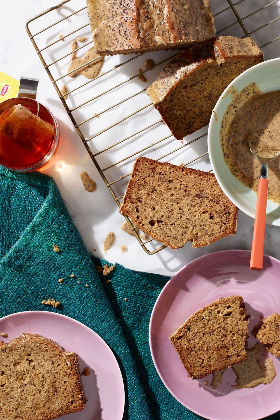 Food, Cuisine, Finger food, Baked goods, Tableware, Plate, Dish, Serveware, Brown bread, Dishware, 