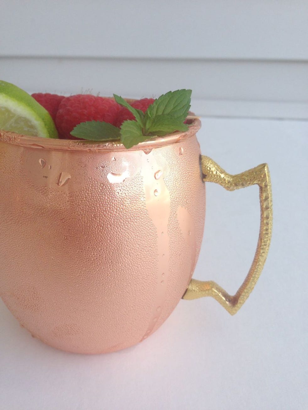 Moscow mule, Non-alcoholic beverage, Serveware, Drink, Plant, Tableware, Cocktail, Jug, 
