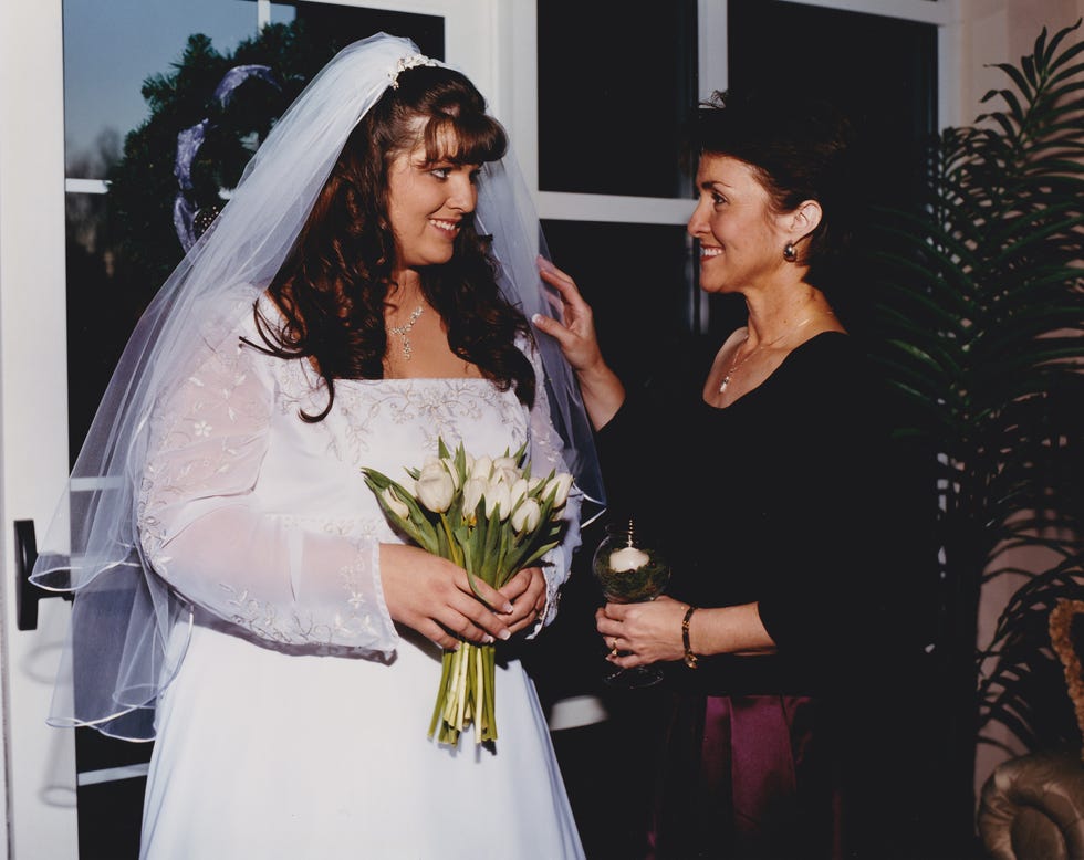 Clothing, Bridal veil, Human body, Veil, Bridal clothing, Shoulder, Dress, Photograph, Happy, Wedding dress, 