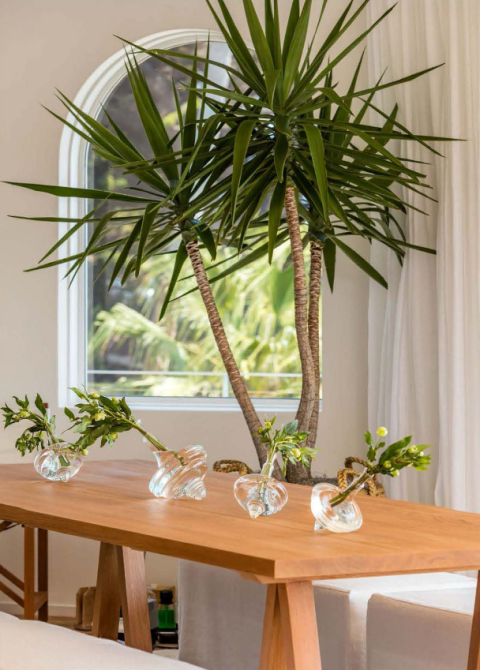 Leaf, Flowerpot, Table, Interior design, Hardwood, Houseplant, Vase, Plywood, Natural material, Wood stain, 