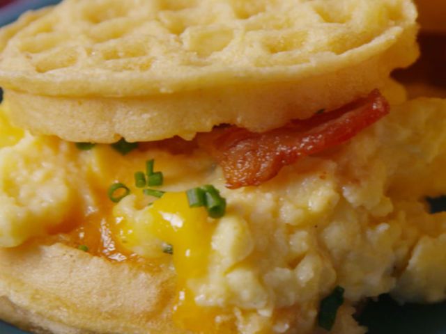 https://hips.hearstapps.com/del.h-cdn.co/assets/16/47/640x480/sd-aspect-1479766739-delish-eggo-breakfast-sliders-pin-3.jpg?resize=1200:*