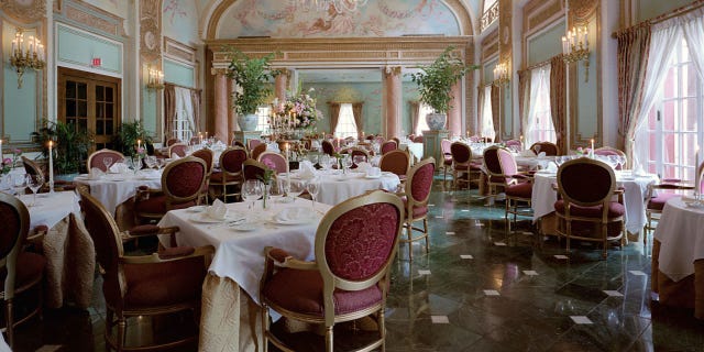 Tablecloth, Interior design, Furniture, Textile, Function hall, Room, Table, Linens, Restaurant, Hall, 