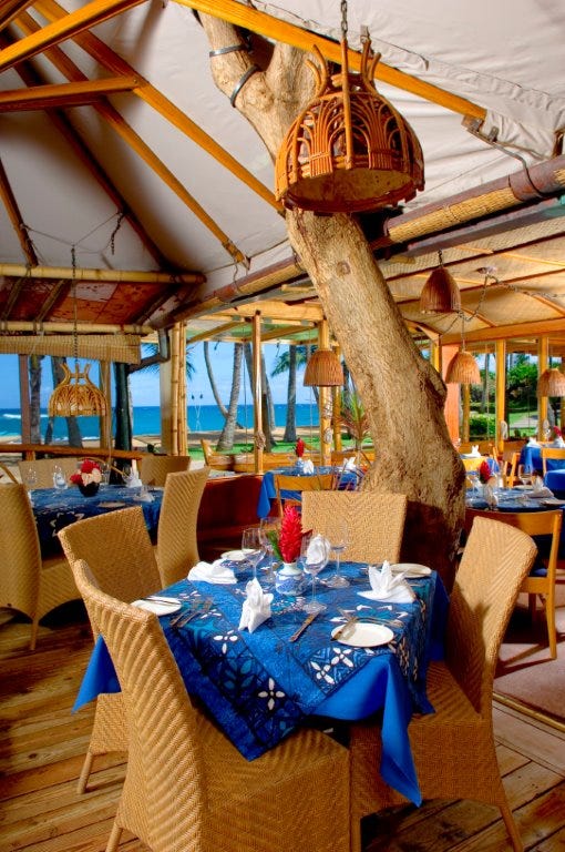Tablecloth, Furniture, Table, Linens, Chair, Restaurant, Ceiling, Home accessories, Function hall, Beam, 