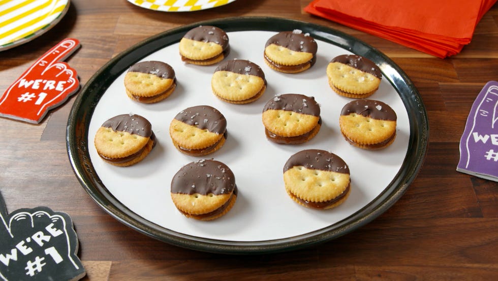 Food, Finger food, Sweetness, Serveware, Baked goods, Dessert, Plate, Cuisine, Ingredient, Recipe, 