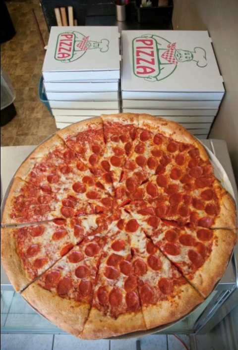 Food, Pizza, Baked goods, Box, Ingredient, Recipe, Dish, Pepperoni, Fast food, Cuisine, 