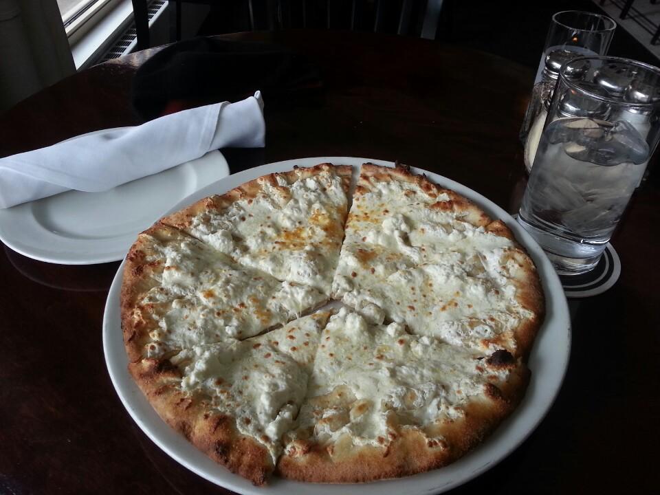 Food, Cuisine, Pizza, Ingredient, Baked goods, Dish, Plate, Tableware, Glass, Drinkware, 