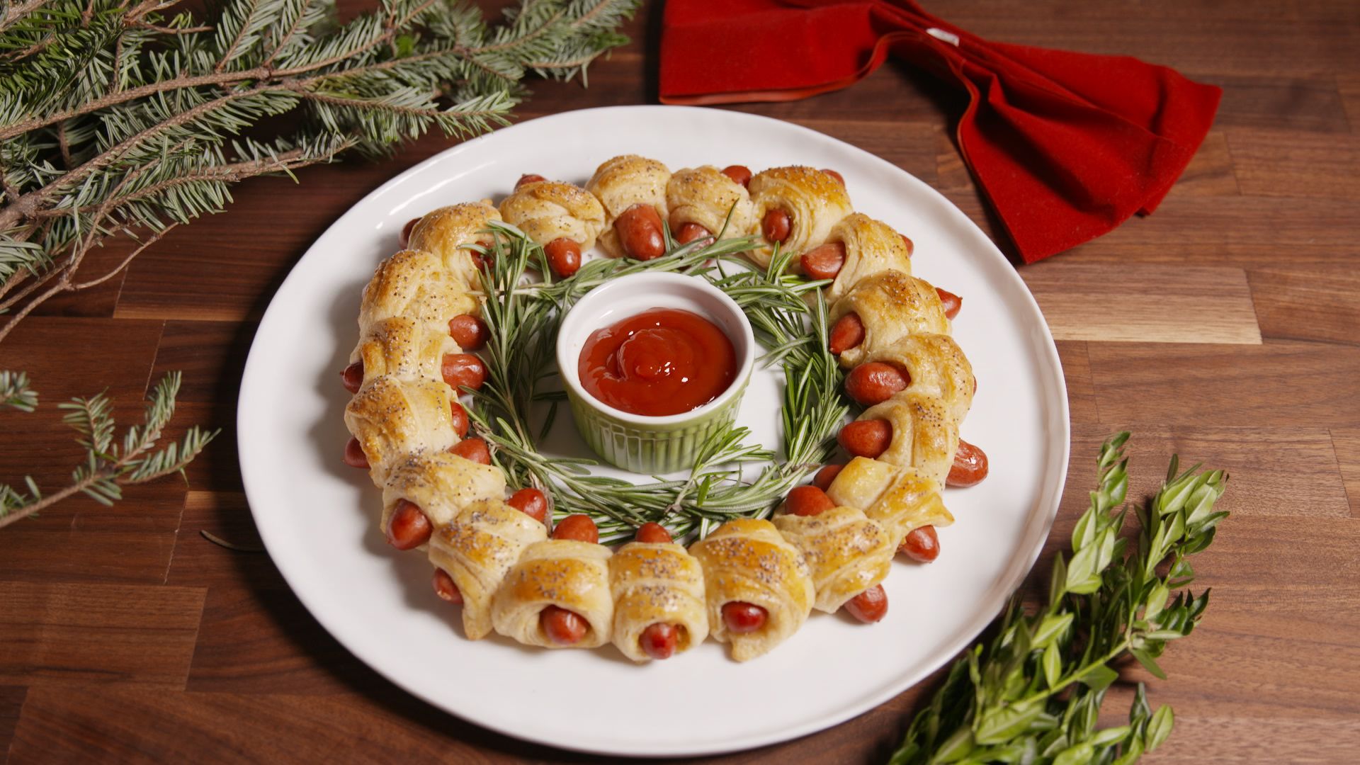 Best Pigs In A Blanket Wreath Recipe How To Make Pigs In A Blanket Wreath Delishcom