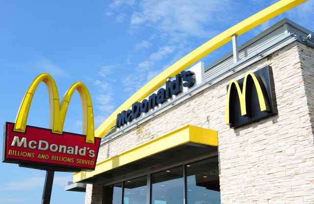 Sky, Yellow, Architecture, Real estate, Facade, Signage, Fast food restaurant, Restaurant, Brick, 