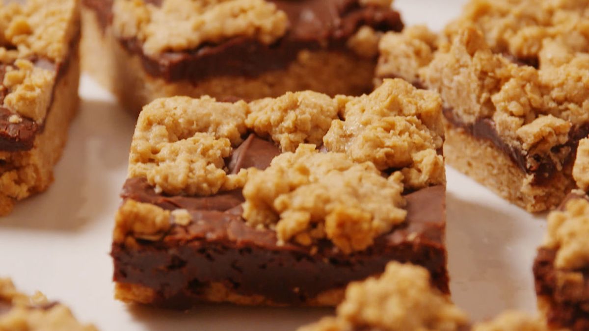 preview for All Is Right In The World When You're Eating These Fudge Oatmeal Crumble Bars!