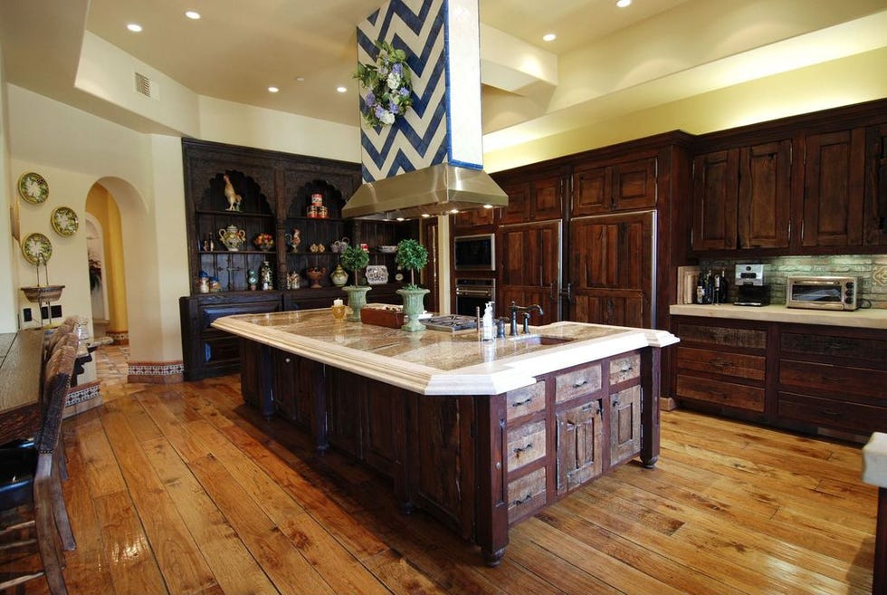 Countertop, Cabinetry, Furniture, Room, Wood flooring, Kitchen, Hardwood, Property, Interior design, Building, 
