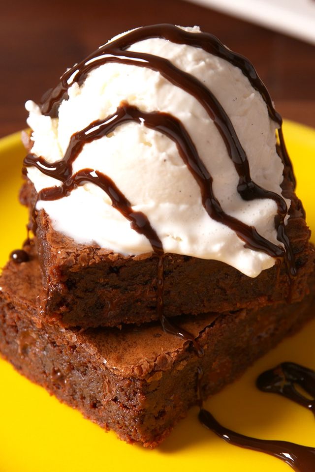 https://hips.hearstapps.com/del.h-cdn.co/assets/17/02/1484175992-delish-death-by-chocolate-brownies-pin-04.jpg?resize=640:*