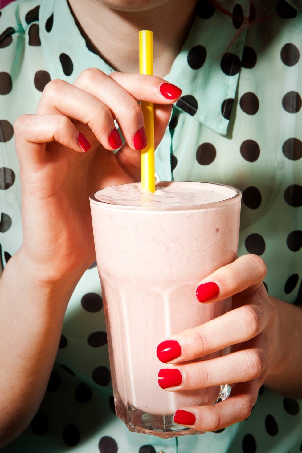 Finger, Drinking straw, Nail, Drink, Pattern, Drinkware, Party supply, Peach, Plastic, Thumb, 