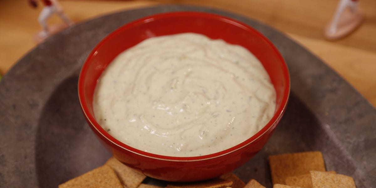 Avocado Ranch Dip With Wheat Thins