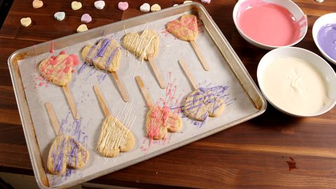 preview for These Heart Cookie Pops Use the Most Brilliant Hack to Get Their Shape!