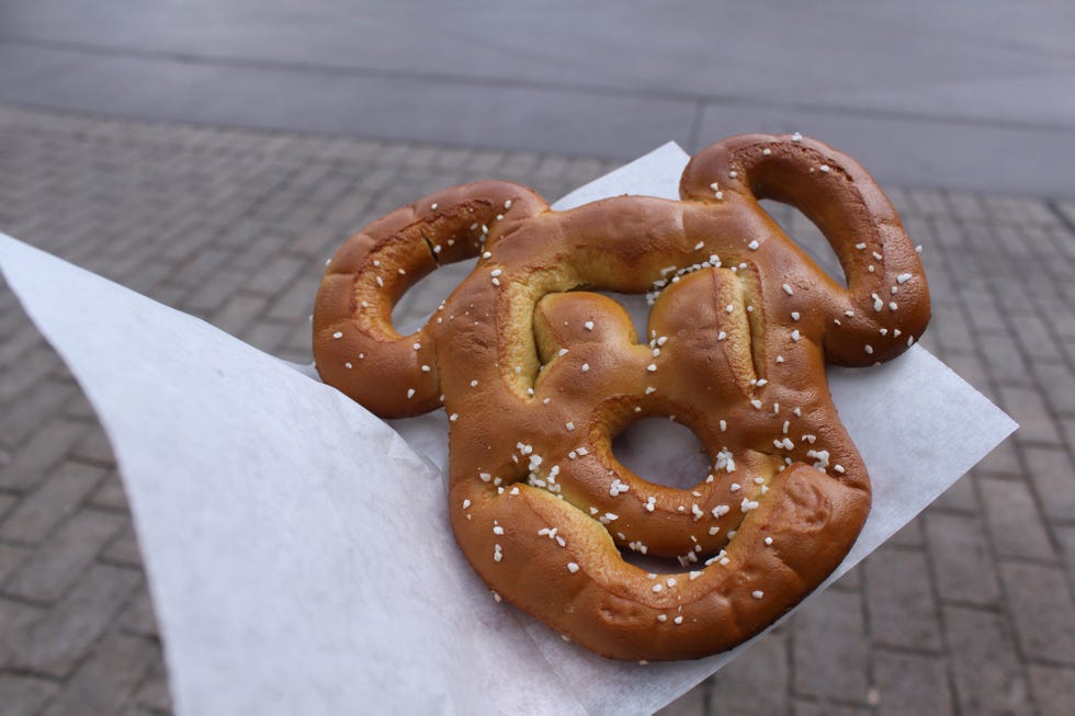 delish-mickey-mouse-pretzel
