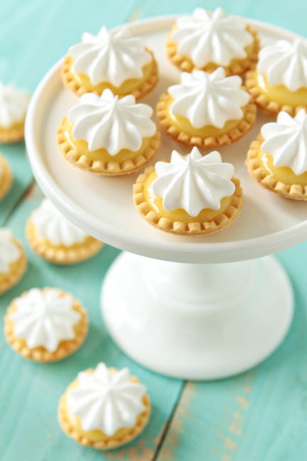 Dish, Food, Cuisine, Buttercream, Meringue, Whipped cream, Dessert, Icing, Baked goods, Cream, 