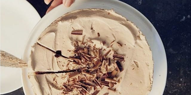 Dishware, Sand, Invertebrate, Plate, Nail, Kitchen utensil, Fossil, Relief, 