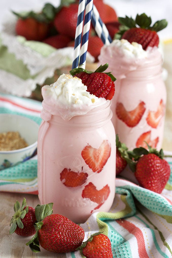 Food, Strawberry, Whipped cream, Strawberries, Cream, Dish, Cuisine, Dessert, Crème fraîche, Ingredient, 