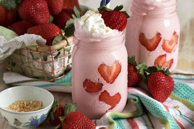 https://hips.hearstapps.com/del.h-cdn.co/assets/17/09/640x426/gallery-1488391677-strawberry-cheesecake-smoothie-7.jpg?resize=640:*