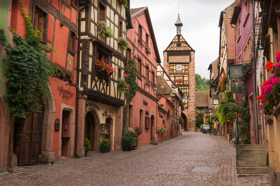 Street, Town, Neighbourhood, Alley, Road, Cobblestone, Building, Human settlement, Infrastructure, City, 