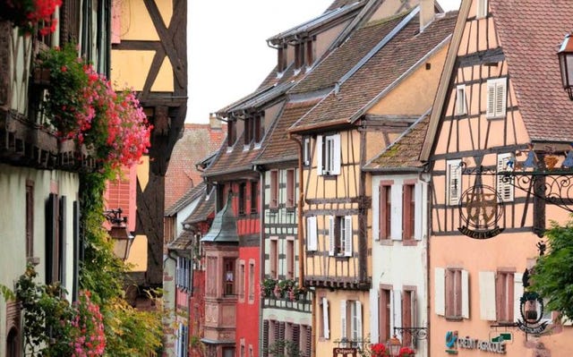 Neighbourhood, House, Town, Building, Property, Architecture, Home, Street, Human settlement, Facade, 