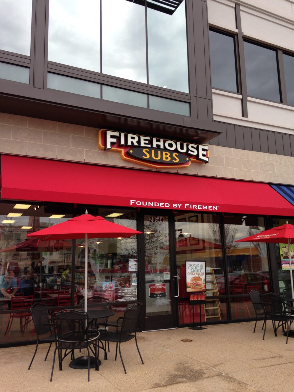 Building, Facade, Restaurant, Architecture, Café, Outlet store, Fast food restaurant, Awning, Coffeehouse, Mixed-use, 