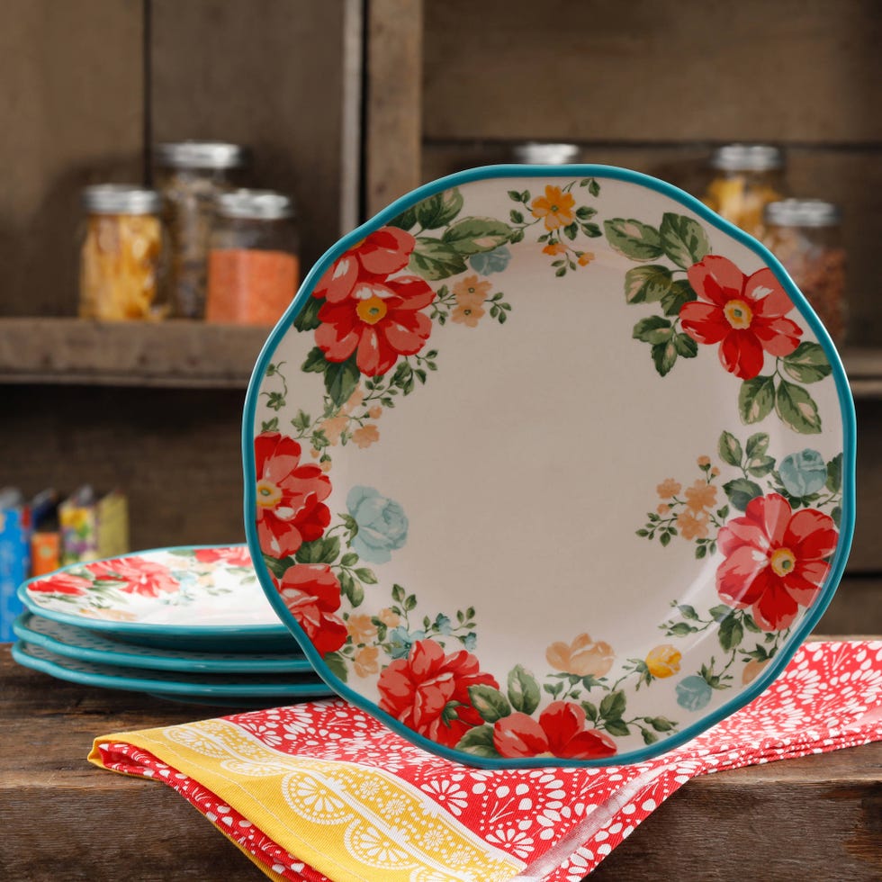Dishware, Porcelain, Plate, Tableware, Dinnerware set, Platter, Ceramic, Serveware, Textile, Saucer, 